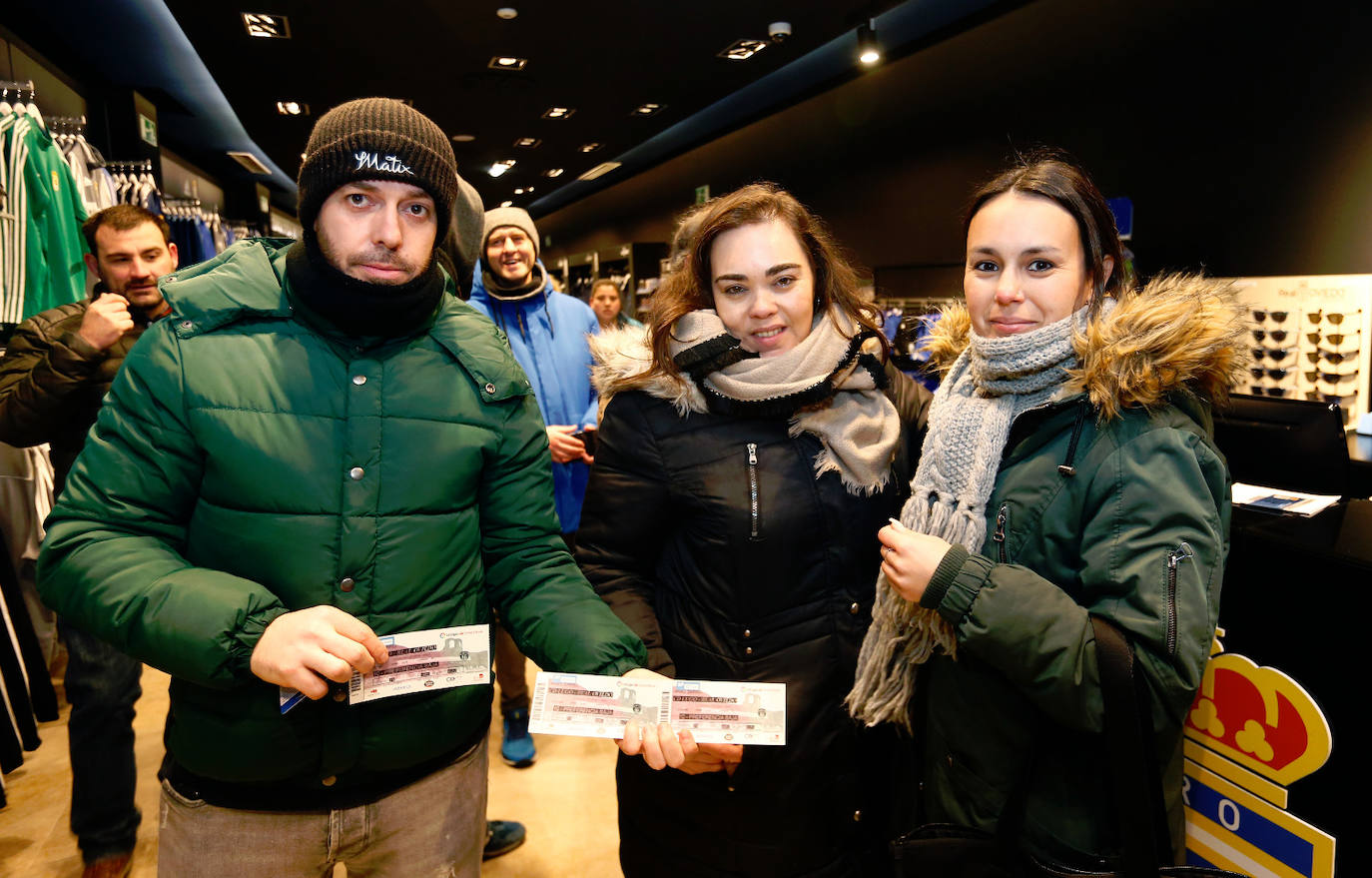 Fotos Los Aficionados Del Real Oviedo Hacen Colas Para Animar A Su